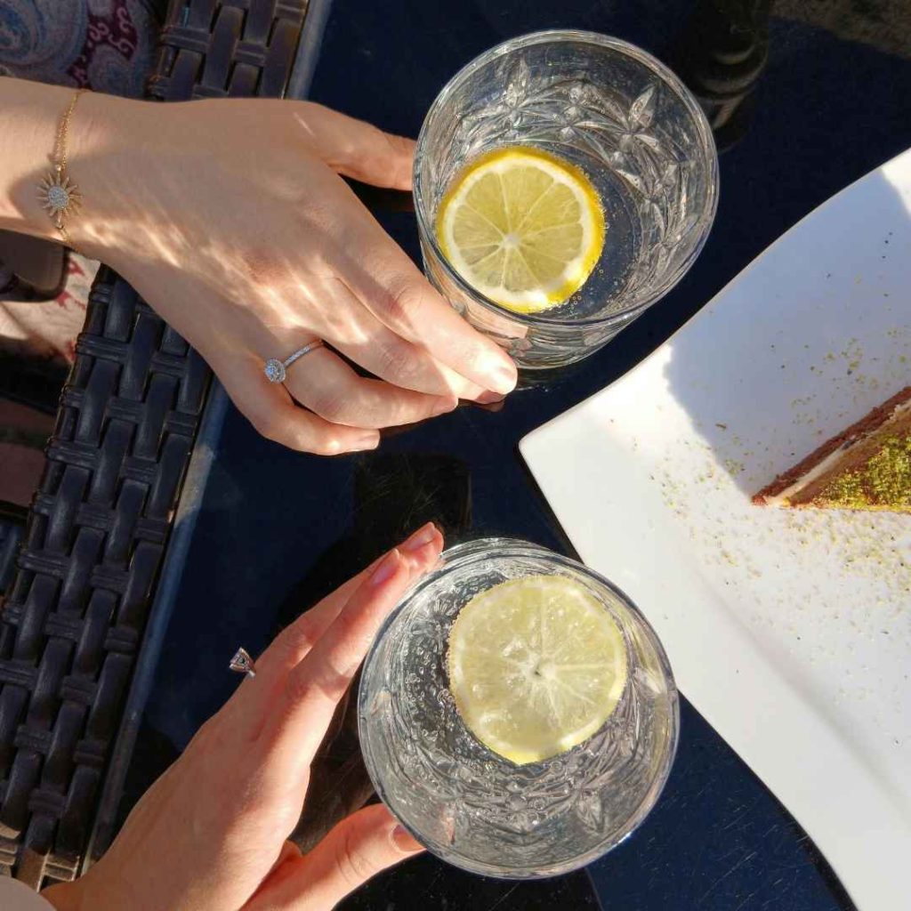 vitummy - Manfaat Infused Water Lemon dan Cara Membuatnya 4 Apakah Baik Minum Infused Water Lemon Setiap Hari?